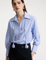 Load image into Gallery viewer, Neckerchief-adorned cotton poplin shirt - LIGHT BLUE
