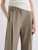 Carregar imagem no visualizador da galeria, laurel wide-fit twill trousers
