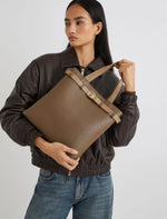 Carregar imagem no visualizador da galeria, kaki vertical tote bag
