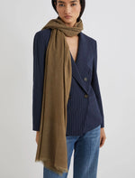 Carregar imagem no visualizador da galeria, kaki Micro-sequin stole
