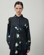 Carregar imagem no visualizador da galeria, dark sapphire printed viscose shirt
