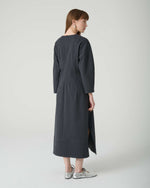 Carregar imagem no visualizador da galeria, deep gray dress with needle flower
