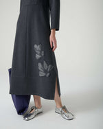 Carregar imagem no visualizador da galeria, deep gray dress with needle flower
