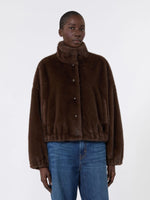 Carregar imagem no visualizador da galeria, brown fluffly short jacket
