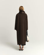 Carregar imagem no visualizador da galeria, brown long coat with integrated scarf
