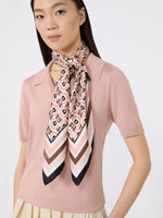Carregar imagem no visualizador da galeria, ivory printed silk scarf
