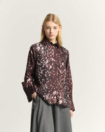 Carregar imagem no visualizador da galeria, burnt umber printed silk shirt
