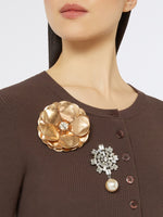 Carregar imagem no visualizador da galeria, bronze metal flower brooch

