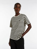 Carregar imagem no visualizador da galeria, black &amp; white striped T-shirt
