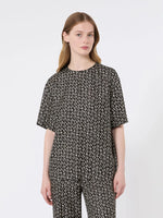 Carregar imagem no visualizador da galeria, Black White Printed silk blouse
