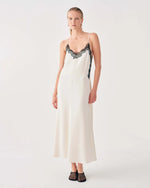 Carregar imagem no visualizador da galeria, cream long dress with lace insert
