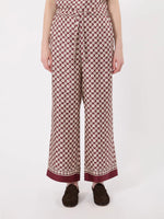 Carregar imagem no visualizador da galeria, bordeaux Printed silk twill trousers with drawstring

