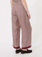 Carregar imagem no visualizador da galeria, bordeaux Printed silk twill trousers with drawstring
