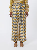 Carregar imagem no visualizador da galeria, mustard fluid printed silk trousers
