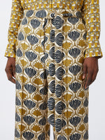 Carregar imagem no visualizador da galeria, mustard fluid printed silk trousers
