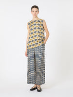 Carregar imagem no visualizador da galeria, mustard reversible printed silk top
