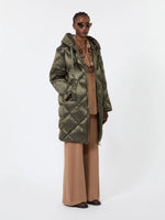 Carregar imagem no visualizador da galeria, moss green Midi puffer jacket with hood
