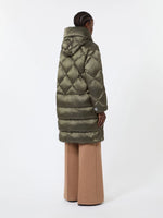 Carregar imagem no visualizador da galeria, moss green Midi puffer jacket with hood
