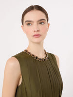 Carregar imagem no visualizador da galeria, light grey Choker necklace with settings
