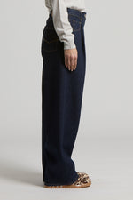 Carregar imagem no visualizador da galeria, universe blue wahsed style denim pants
