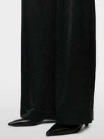 Carregar imagem no visualizador da galeria, black wide-fit trousers with pleats
