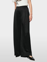 Carregar imagem no visualizador da galeria, black wide-fit trousers with pleats
