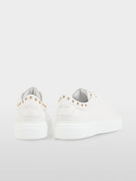 Carregar imagem no visualizador da galeria, off-white leather trainers with stud details
