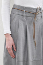 Carregar imagem no visualizador da galeria, light grey midi skirt
