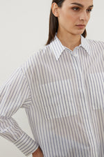 Carregar imagem no visualizador da galeria, white &amp; ink blue cotton shirt

