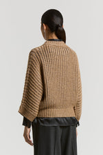 Carregar imagem no visualizador da galeria, amber beige knitted cape
