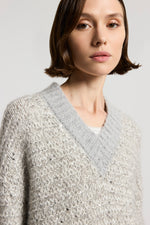 Carregar imagem no visualizador da galeria, stone grey knitted cape
