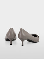 Carregar imagem no visualizador da galeria, soft charcoal kitten heels with detail
