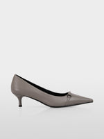 Carregar imagem no visualizador da galeria, soft charcoal kitten heels with detail
