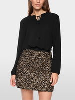 Carregar imagem no visualizador da galeria, black flowing slip-on blouse
